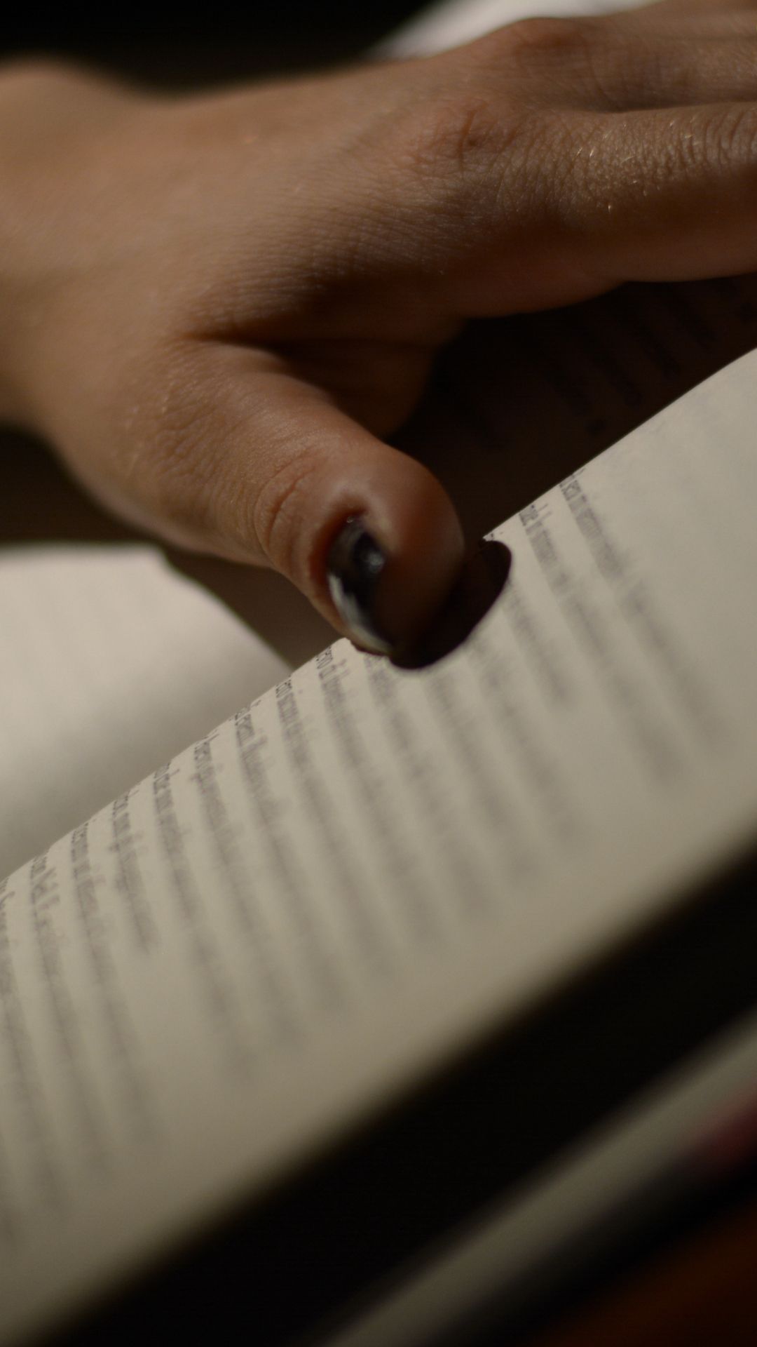 Mano y libro leyendo